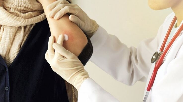 doctor infects the elbow for psoriasis